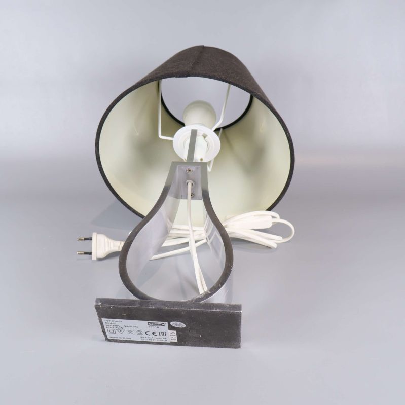 Bordslampa liggande bakifrån, elsladd syns tydligt