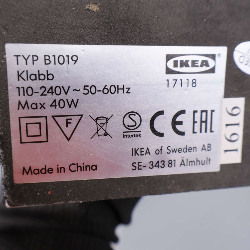 Närbild på etikett under lampfoten med IKEA och modellbeteckning Klabb