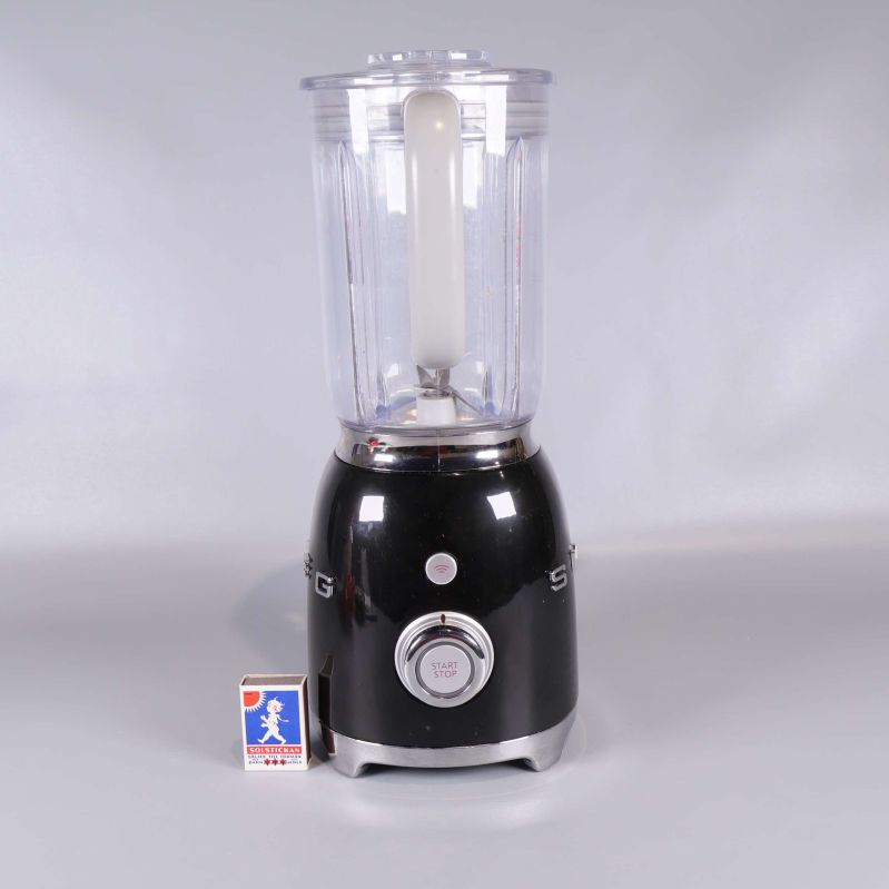 SMEG blender bredvid tändsticksask för storleksjämförelse