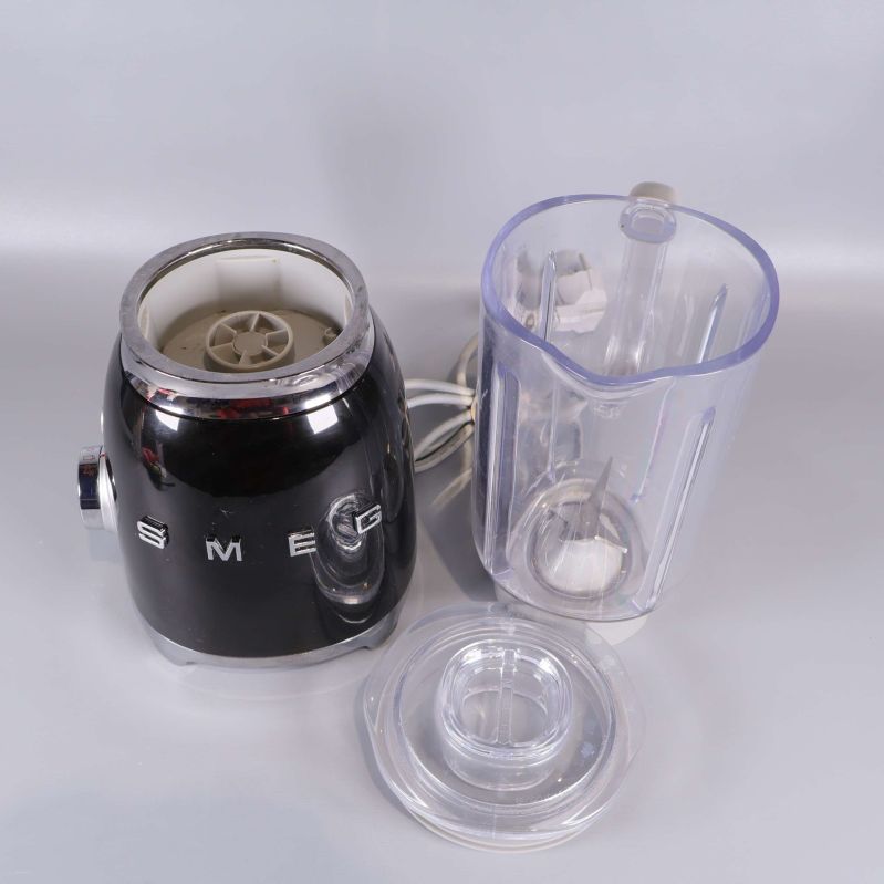 Blender demonterad med lock, kanna och bas separat