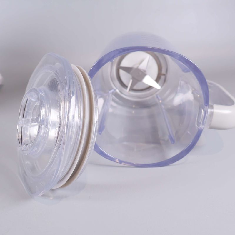 Närbild på blenderkanna och lock samt blenderns knivblad