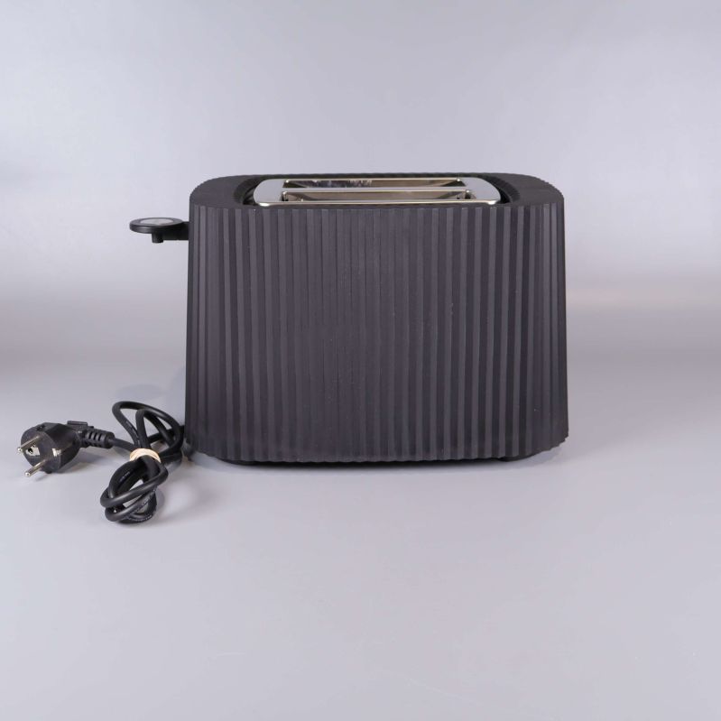 Baksidan av svart räfflad brödrost och sladd synlig