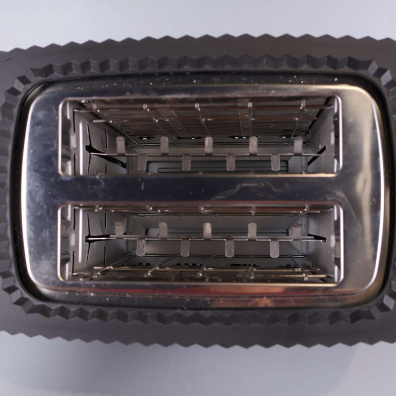 Vy uppifrån på brödrostens två rostfack i metall