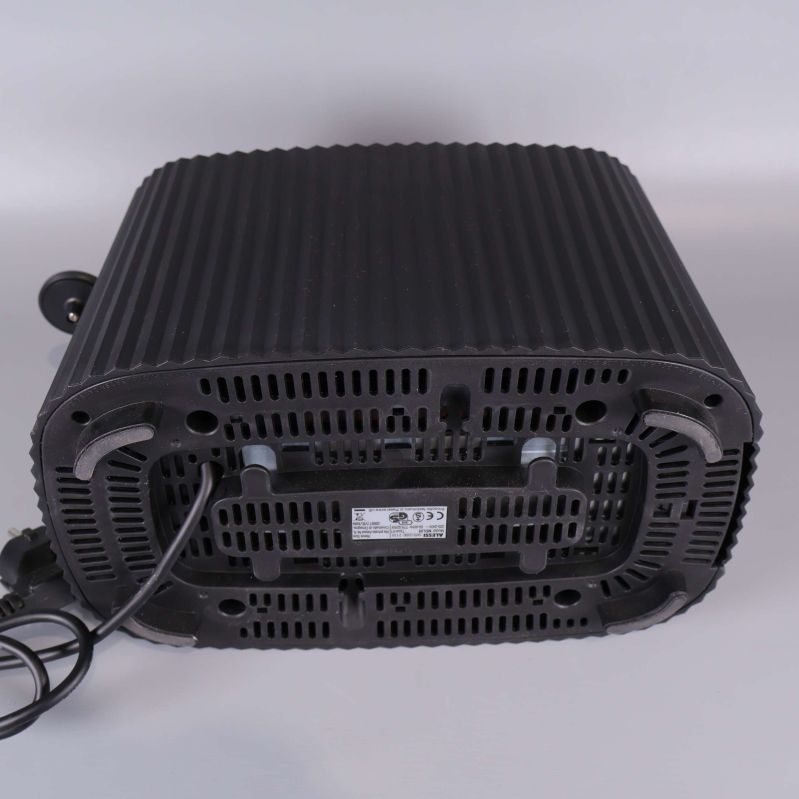 Undersidan av brödrosten med märkning och ventilation