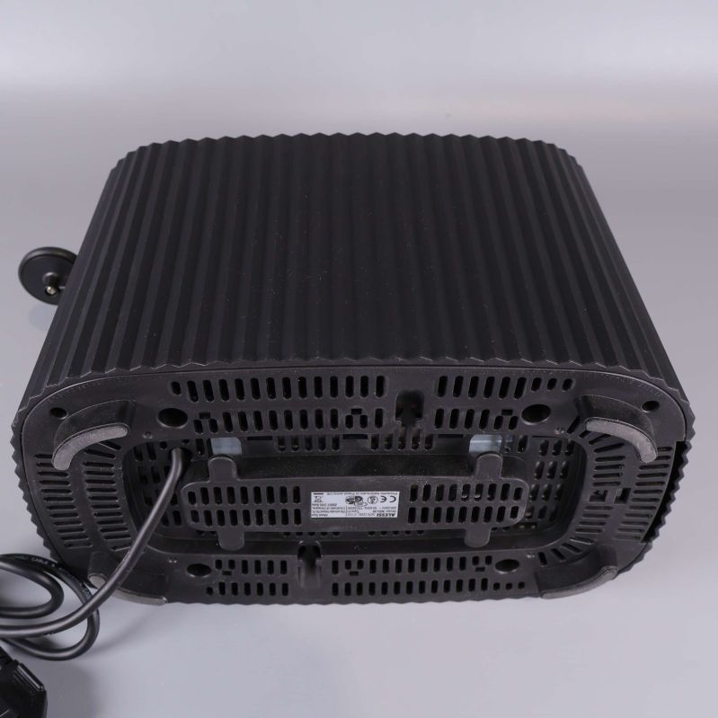 Botten av brödrosten med kabel synlig och ventilationshål