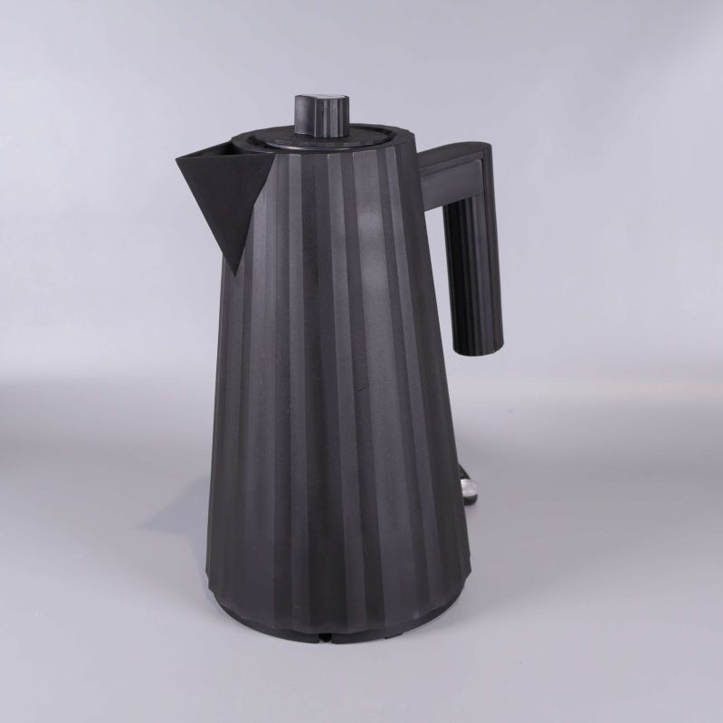 Svart vattenkokare med räfflad yta och bred pip