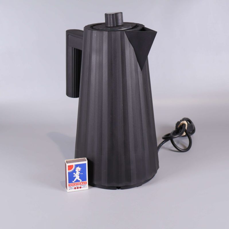 Vattenkokare i svart med sladd och tändsticksask