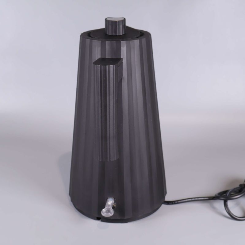 Baksida med handtag och elanslutning av vattenkokare