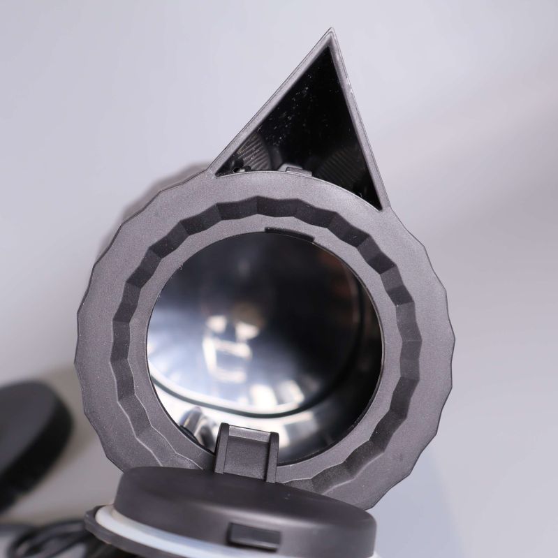 Vattenkokare öppnad med tydlig insida och pip