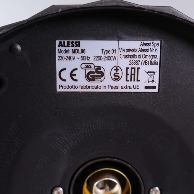 Detaljbild med etikett från Alessi under vattenkokare