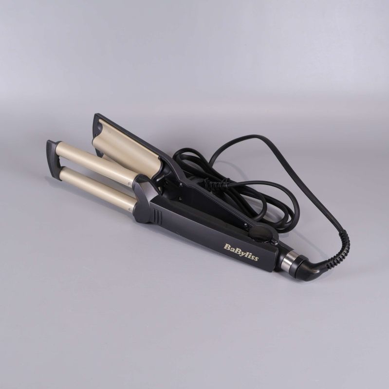 Närbild på vågstylerns BaByliss logotyp och vred för värmeinställning