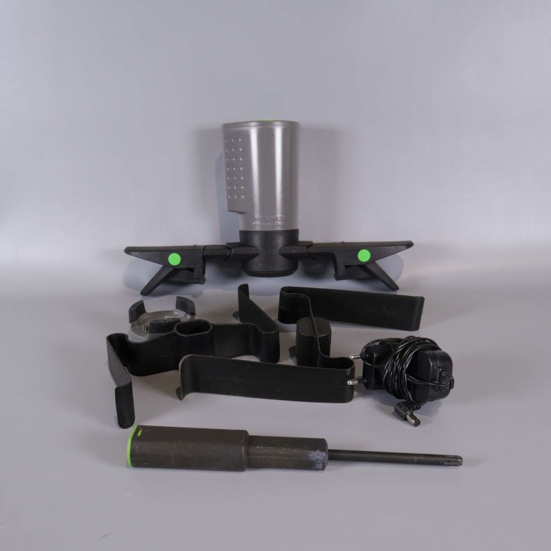 Alla delar till automatisk omrörare upplagda på bord