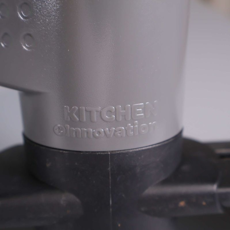 Närbild på texten 'Kitchen Innovation' på produkten