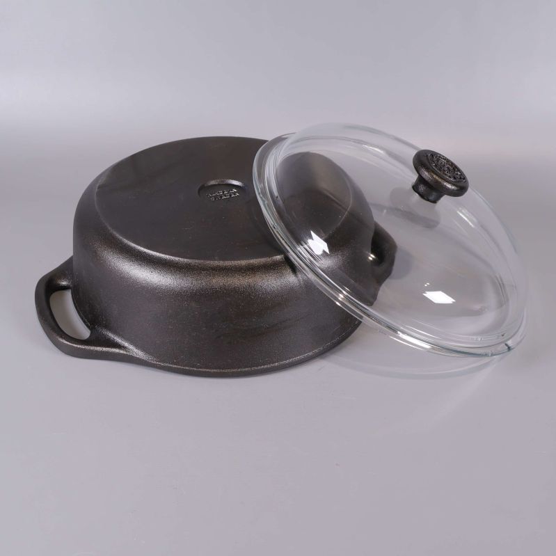 Gjutjärnsgryta och uppochnervänt glaslock sett underifrån