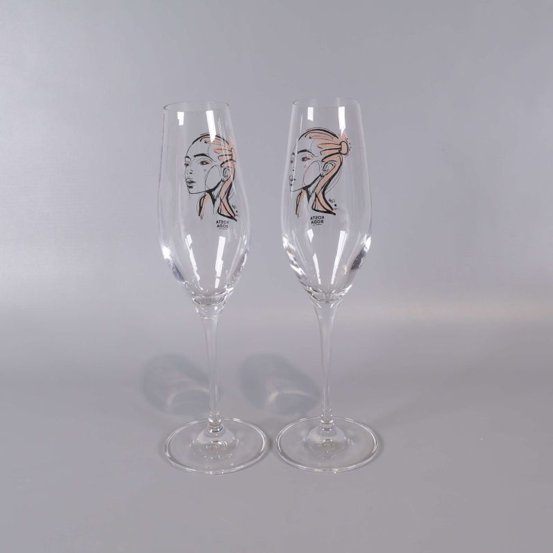 Två champagneglas framifrån med grafiskt motiv