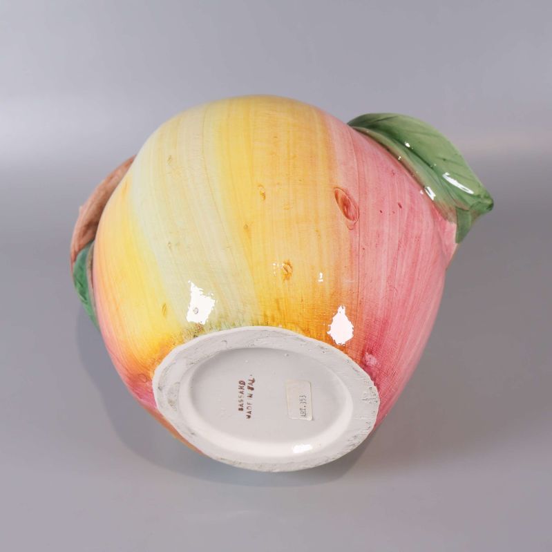 Kanna i keramik sedd underifrån med märkning