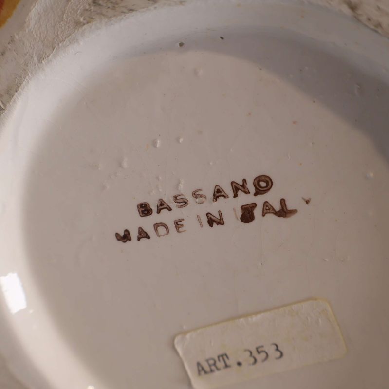 Närbild av märkning Bassano Made in Italy under kannan