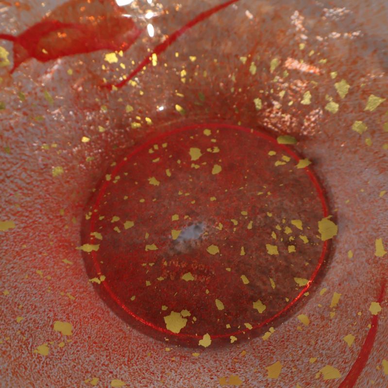 Närbild på guldfärgade fläckar i glaskonstruktionen