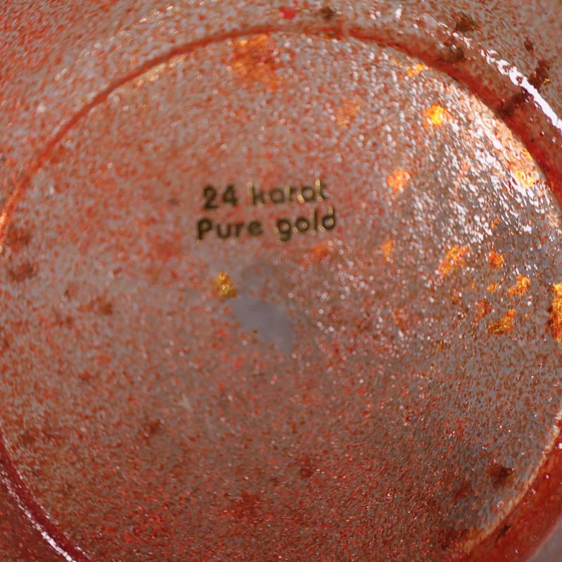 Närbild på märkning 24 karat pure gold på undersidan