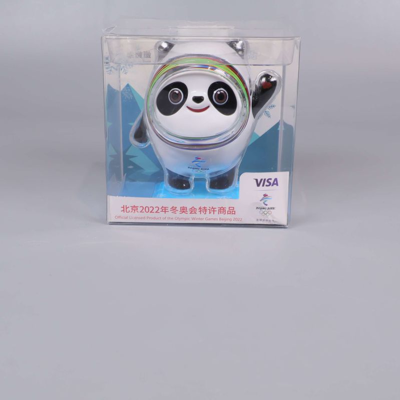 Pandafigur i ask med färgglada dekorationer på framsidan