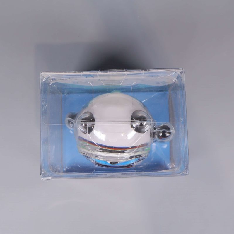 Pandafigurens ovansida sedd genom plastask