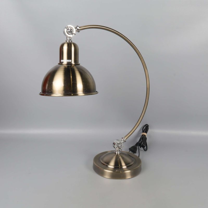 Bordslampa med böjd arm och borstad metallyta