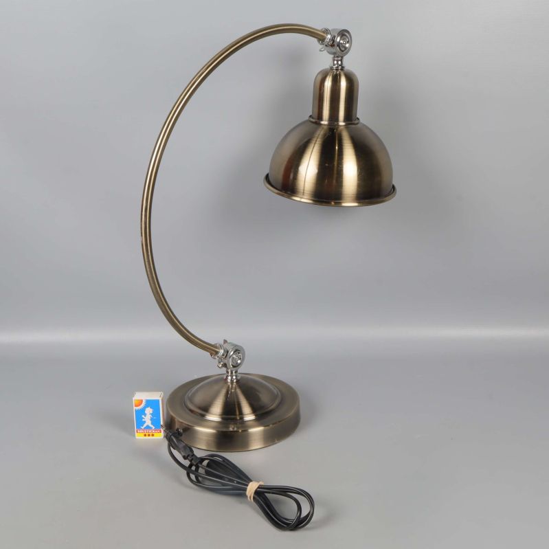 Bordslampa från sidan visar lampans arm och fot