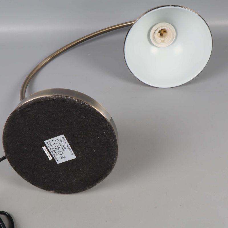 Lampans undersida och vit insida på lampskärmen syns