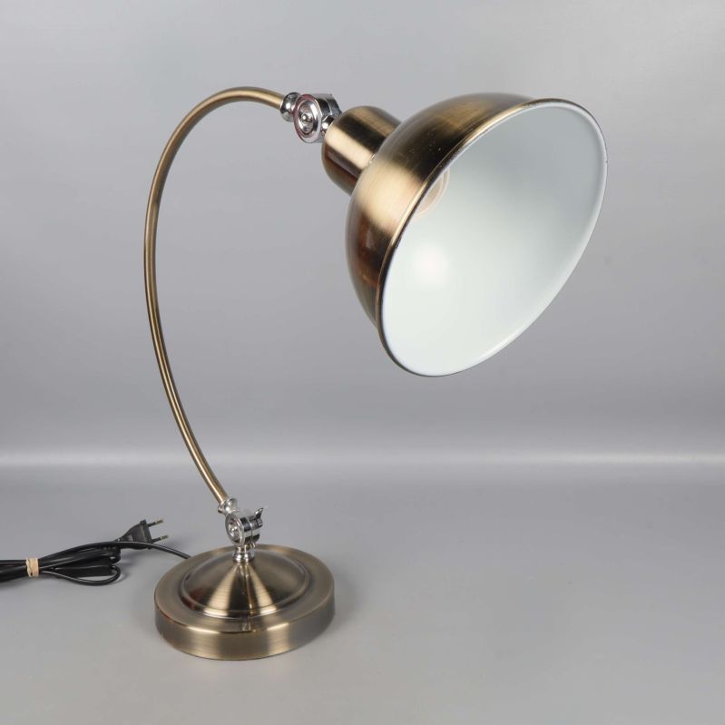 Närbild på lampans vita insida och metallyta