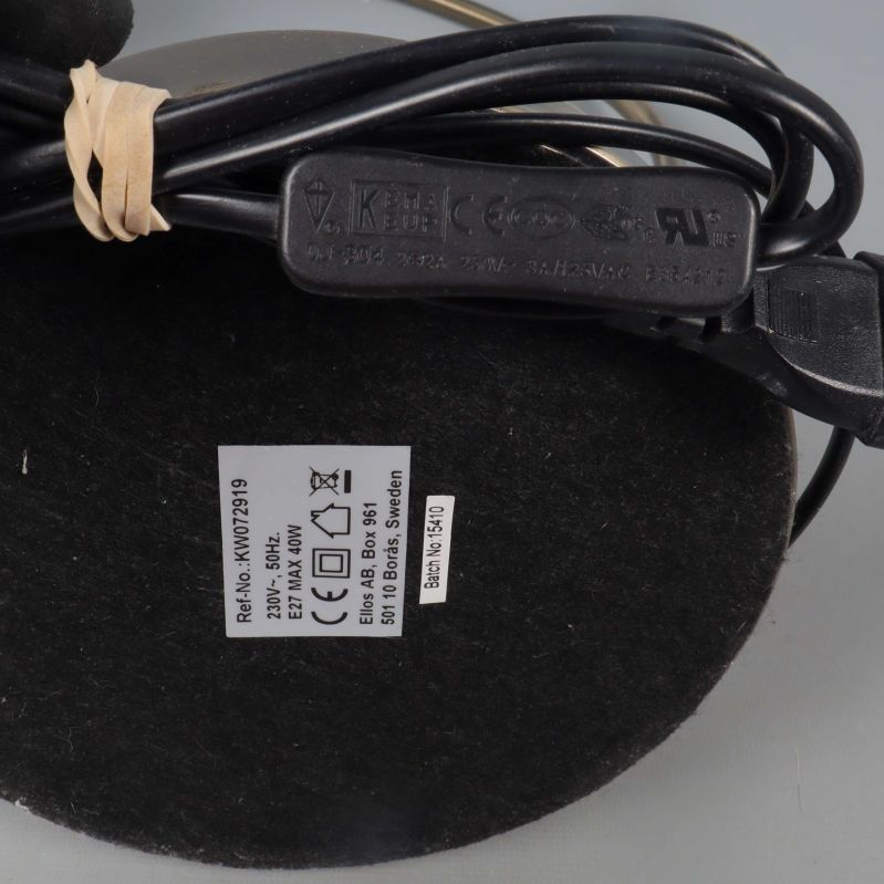 Lampans undersida med etikett, sladd och specifikationer