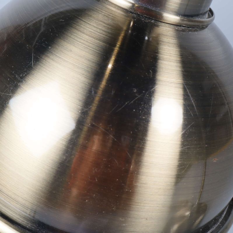 Närbild visar repor på lampans metallyta