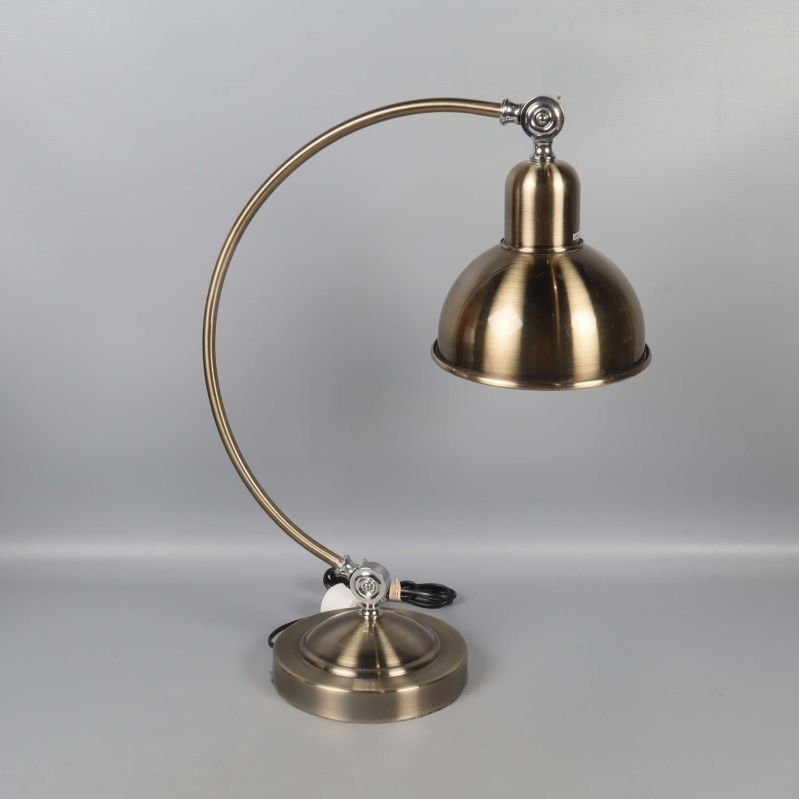 Bordslampa med bågformat stativ i borstad metall