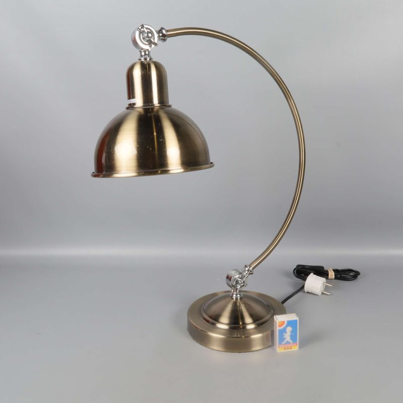 Bordslampa i borstad metall med vit sladd och synlig stickpropp