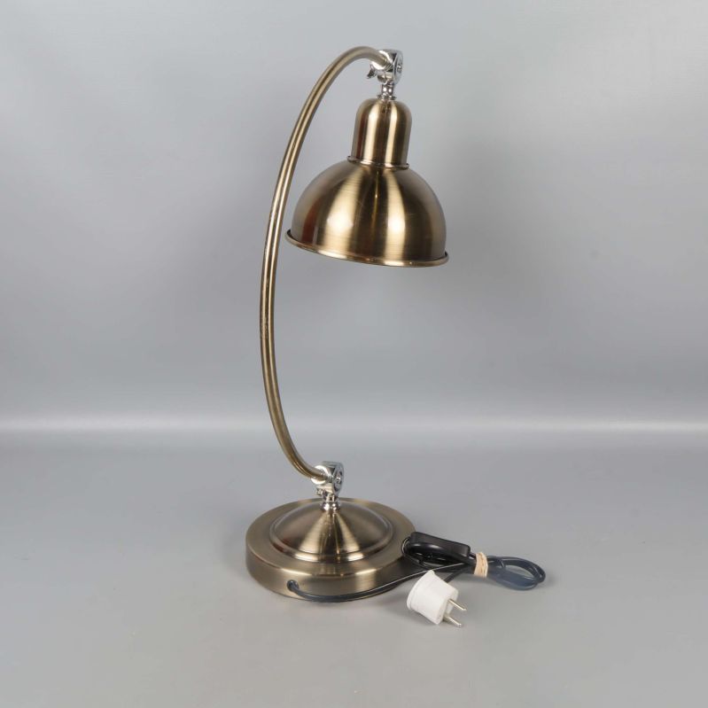 Bordslampa från sidan med vit innerskärm