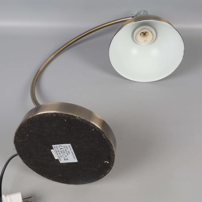 Lampans undersida med märkningar och kabeldetaljer