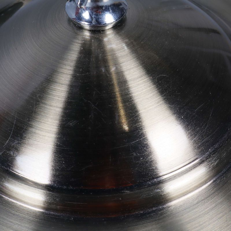 Närbild visar repor på lampans metallyta