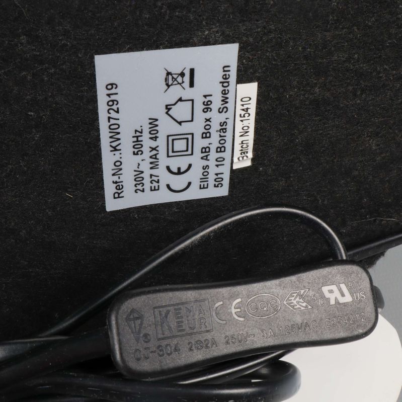 Undersida med etikett och närbild på sladdens strömbrytare