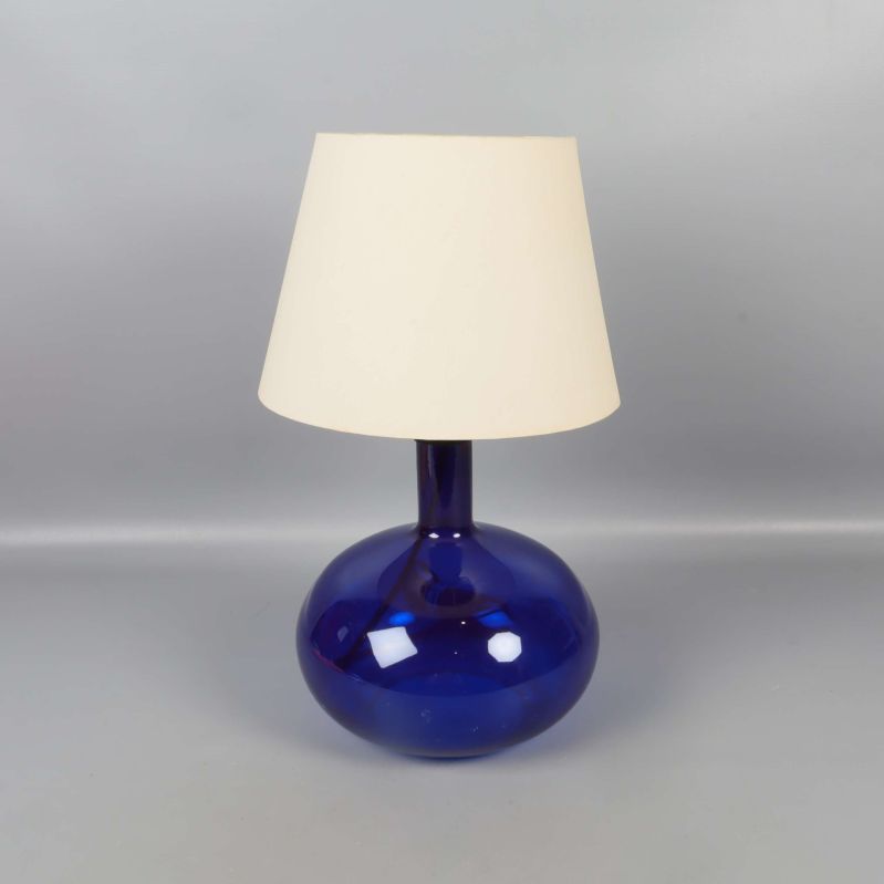 Bordslampa med blå kupad fot och vit skärm