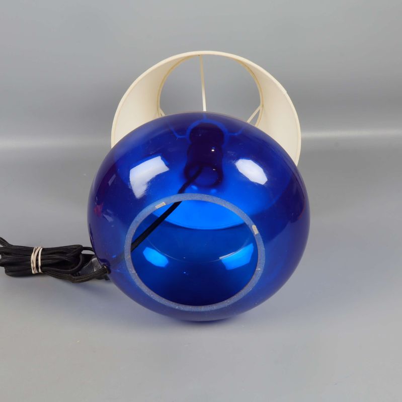 Bordslampa liggande med synlig blå glaskupa