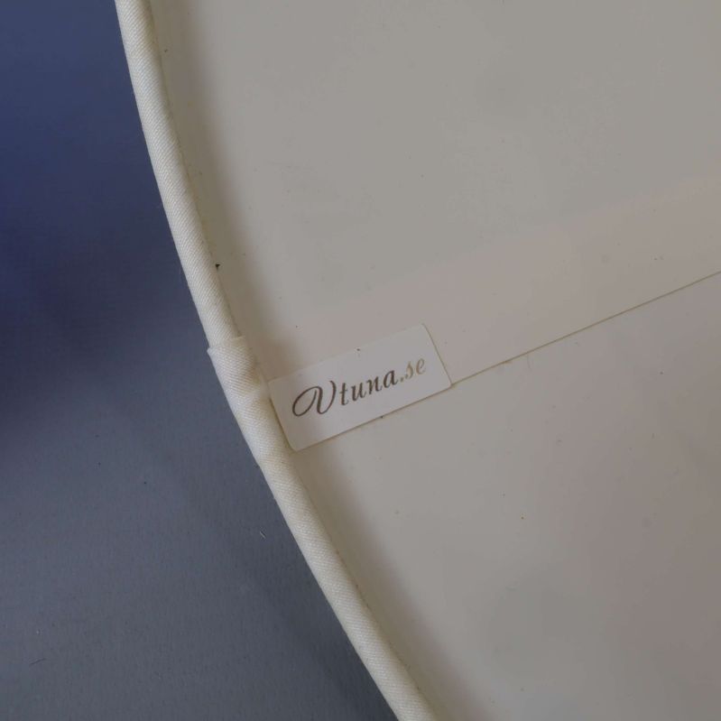 Närbild på etikett med texten Vitana.se på lampskärmen