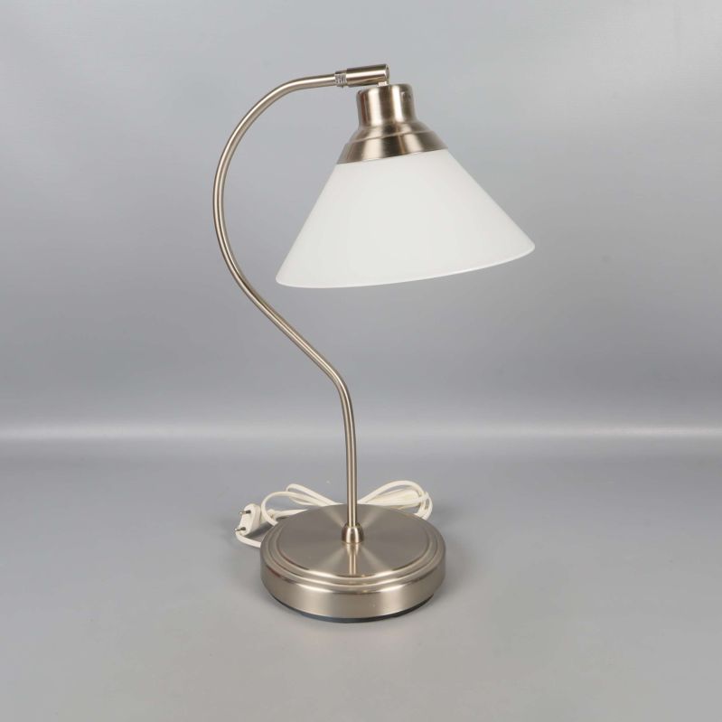 Bordslampa i metall och vitt glas, snett från sidan