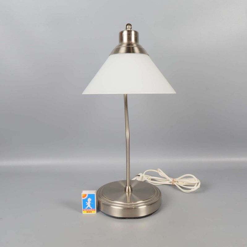 Bordslampa med vit skärm och metallfot, rakt framifrån