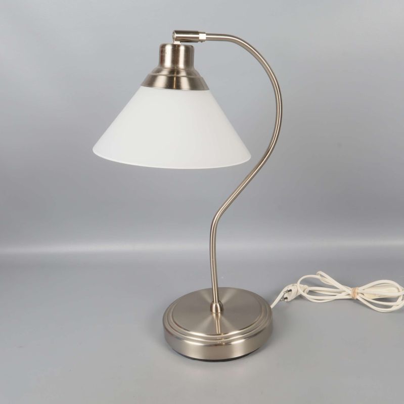 Bordslampa, snett från sidan, visar böjd arm och vit skärm