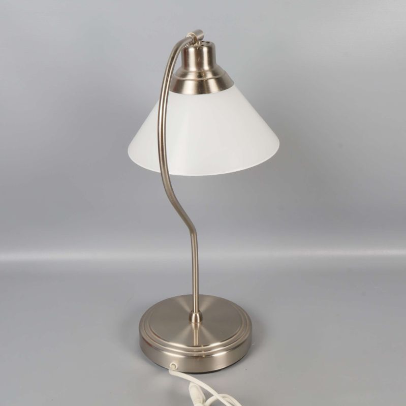 Bordslampa fotograferad snett bakifrån, visar arm och sladd