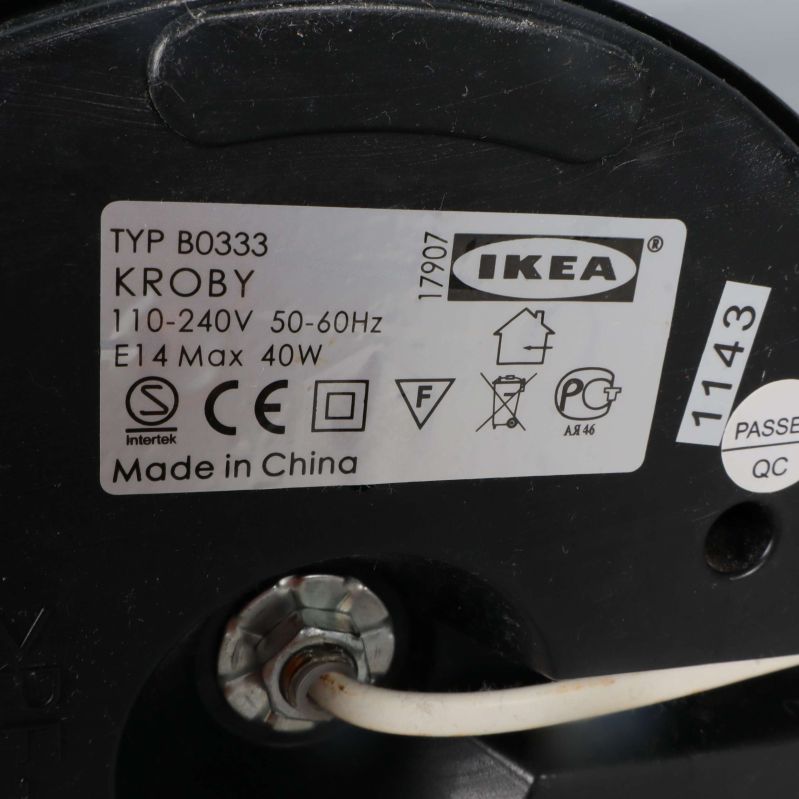 Närbild på etikett under lampan med IKEA och modellnamn