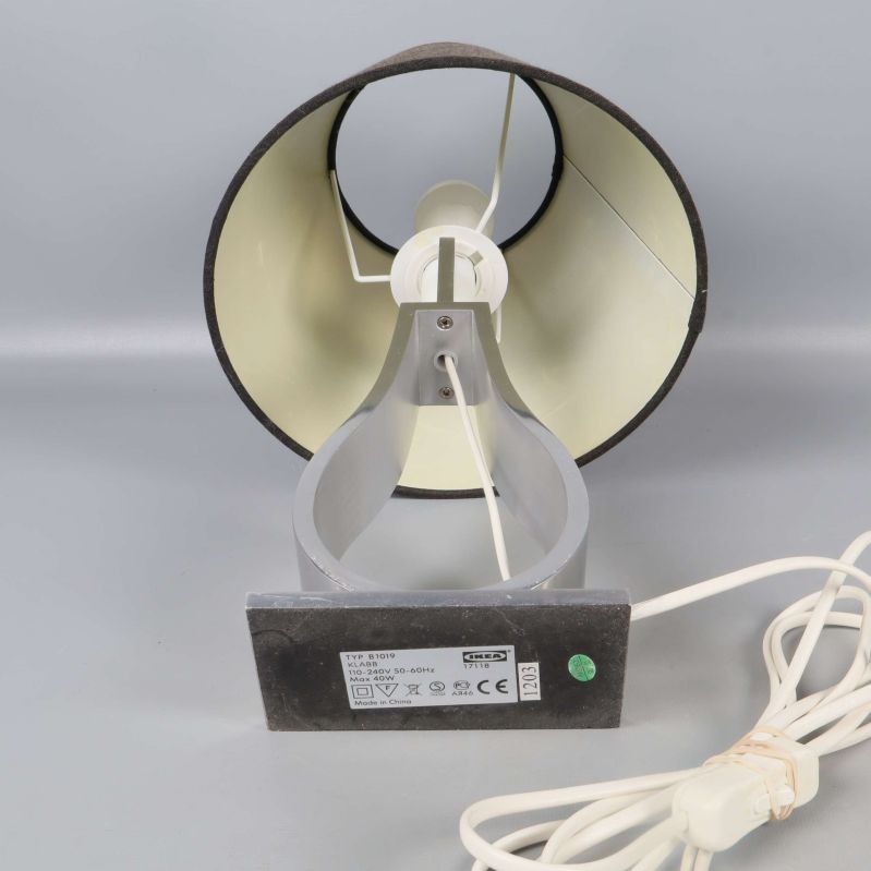 Bordslampa fot från undersidan med etikett och sladd