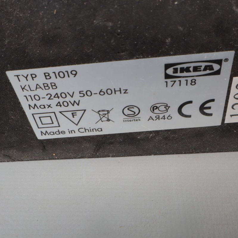 Närbild på IKEA etikett med modellnamn och specifikationer