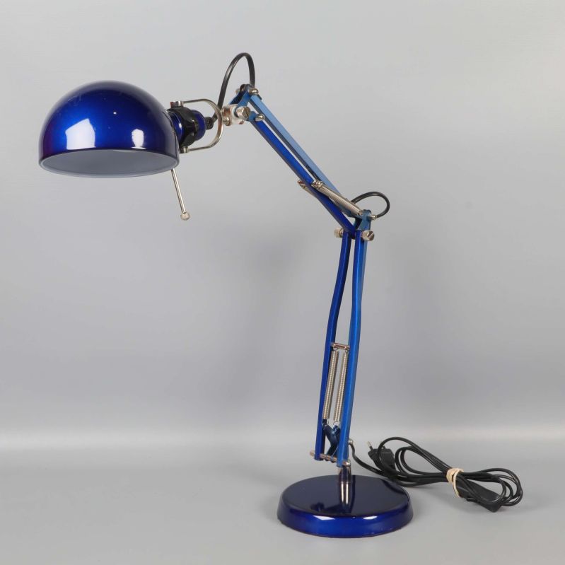 Blå justerbar bordslampa med svängbar arm och rund fot