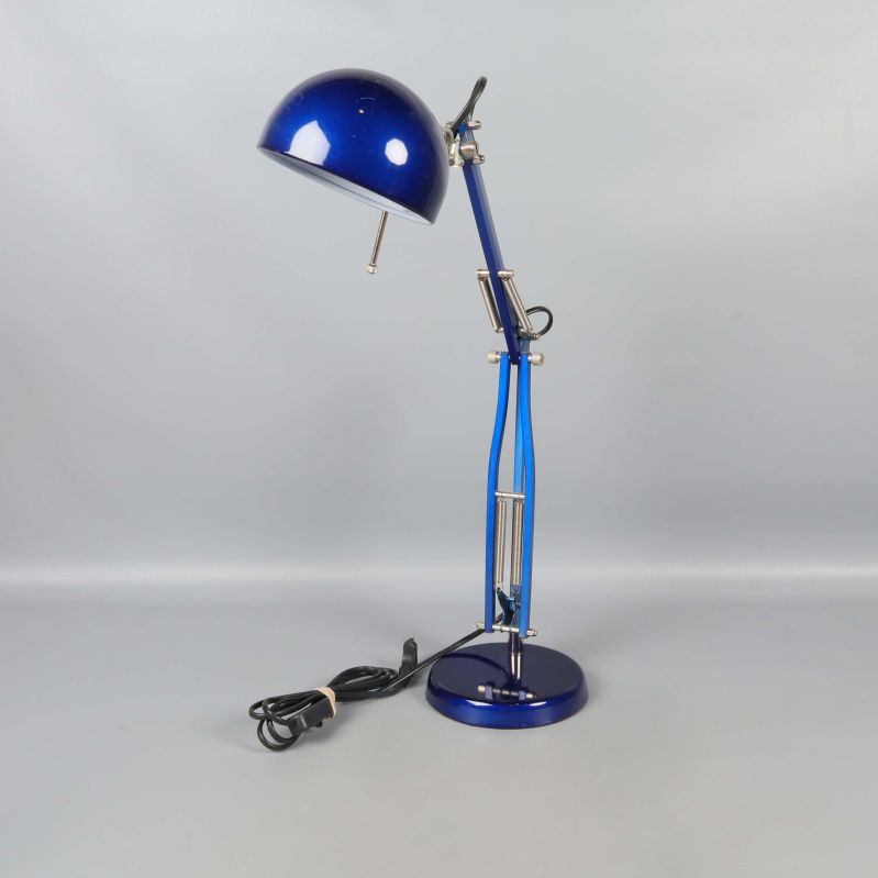 Blå skrivbordslampa med kupolformad skärm och vridfunktion