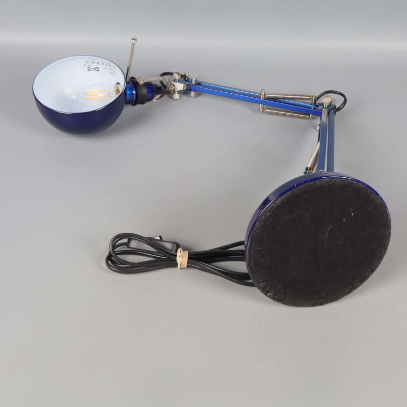 Undersidan av lampfoten med svart filt för stabilitet